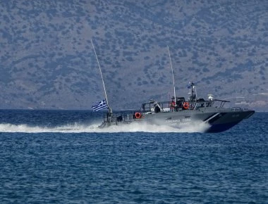 Βίντεο-ντοκουμέντο από την χρήση πυρών του Λιμενικού κατά Τούρκου διακινητή στην Κω: Παρακολουθούν εκατοντάδες λουόμενοι
